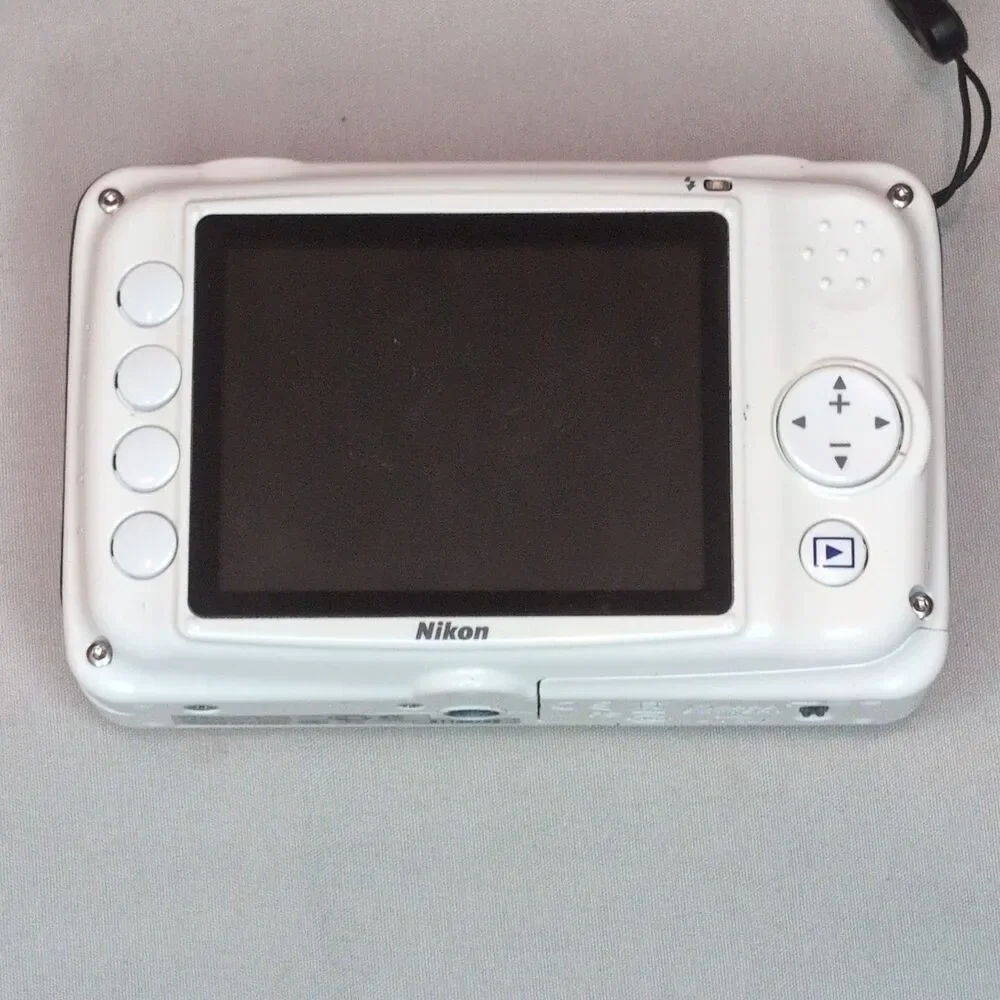 Nikon COOLPIX S30 10.1MP Digital Camera Waterproof White As Is Read